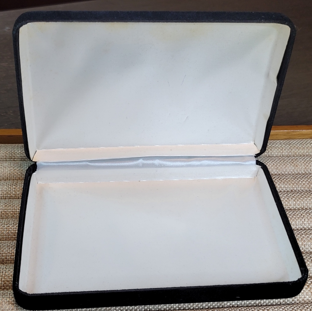 Vintage to Now Earrings Lot in Black Velvet Box 19 Pairs Costume Jewelry Bundle - Picture 15 of 15